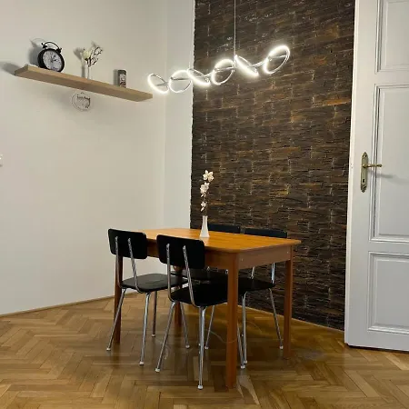 Appartement V Centru Znojma S Vybavenim Pro Deti A Garazi Pro Kola *