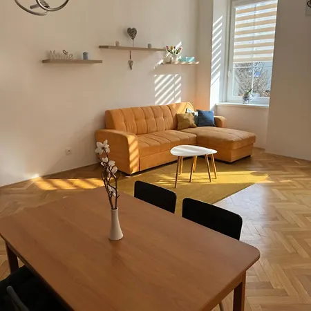 V Centru Znojma S Vybavenim Pro Deti A Garazi Pro Kola * Znojmo