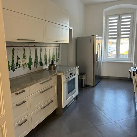 V Centru Znojma S Vybavenim Pro Deti A Garazi Pro Kola * Znojmo