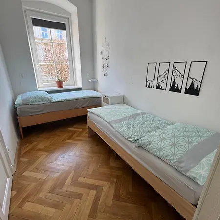 V Centru Znojma S Vybavenim Pro Deti A Garazi Pro Kola *